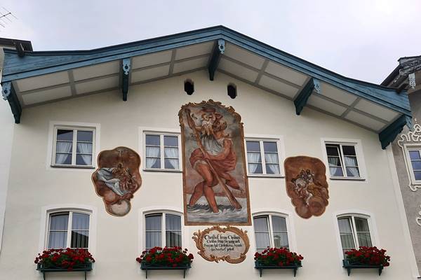 Hausfront mit kunstvoller Malerei.