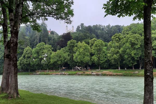 Fluss mit Kirche oben im Hintergrund.