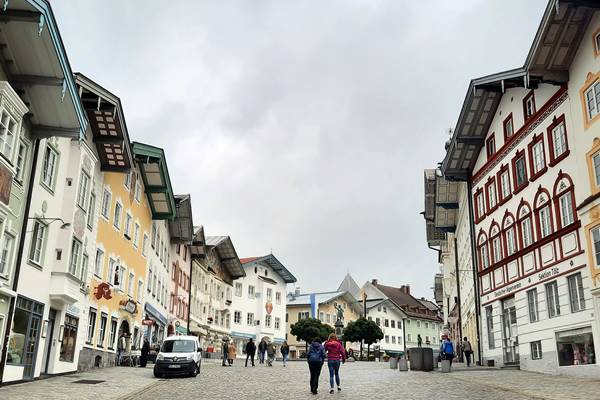 Schräg ansteigende Straße zwischen Häusern.
