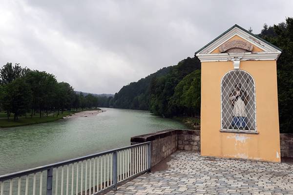 Kirchliche Figur neben einem Fluss.