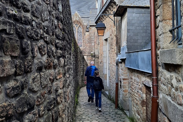Ein Mann und ein Junge in einer altertümlichen Gasse.