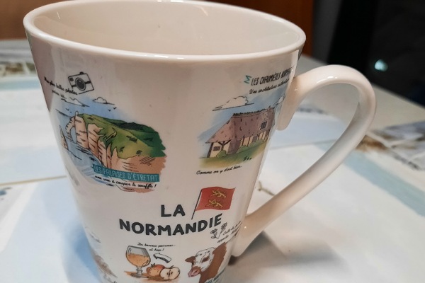 Eine Tasse mit Aufdruck La Normandie.