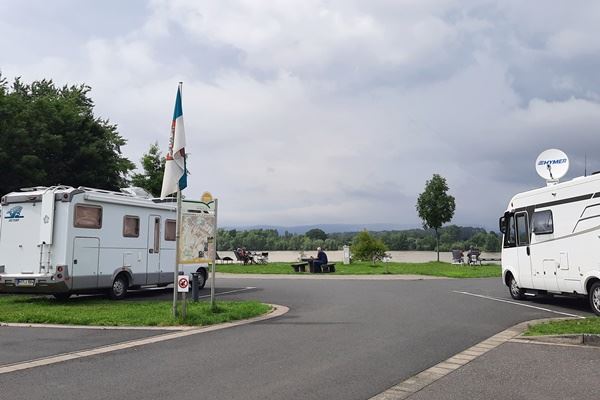 Zwei Wohnmobile direkt am Rhein