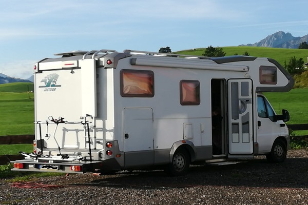 Ein Wohmobil vor schöner Landschaft
